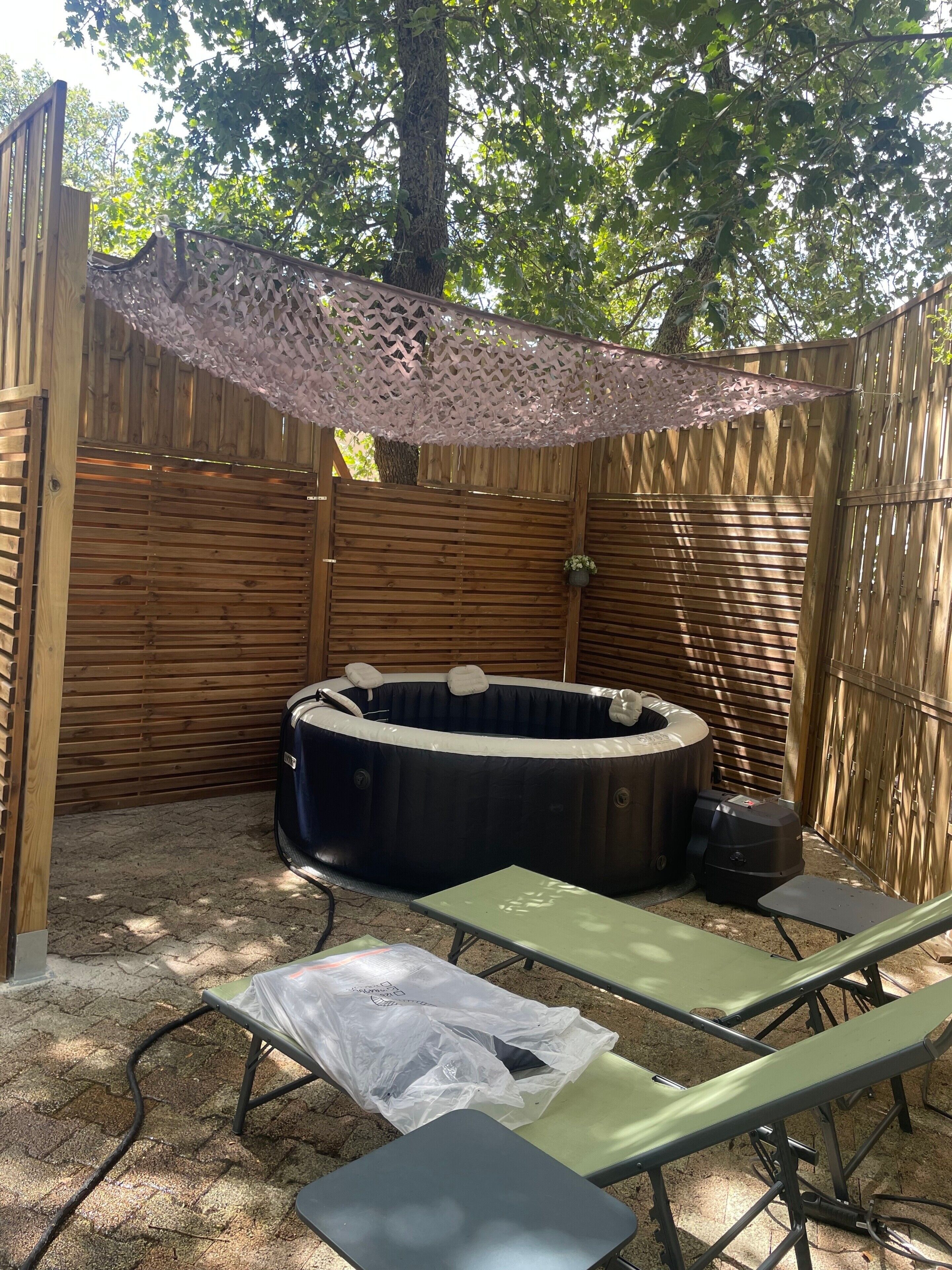 Outdoor spa tub