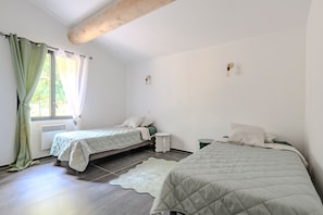 Tabla de planchar con plancha, wifi y ropa de cama 