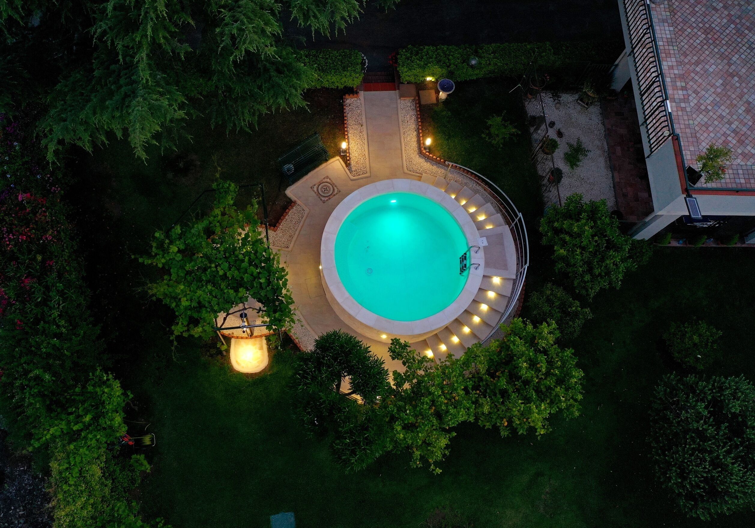 Una piscina al aire libre, una piscina climatizada