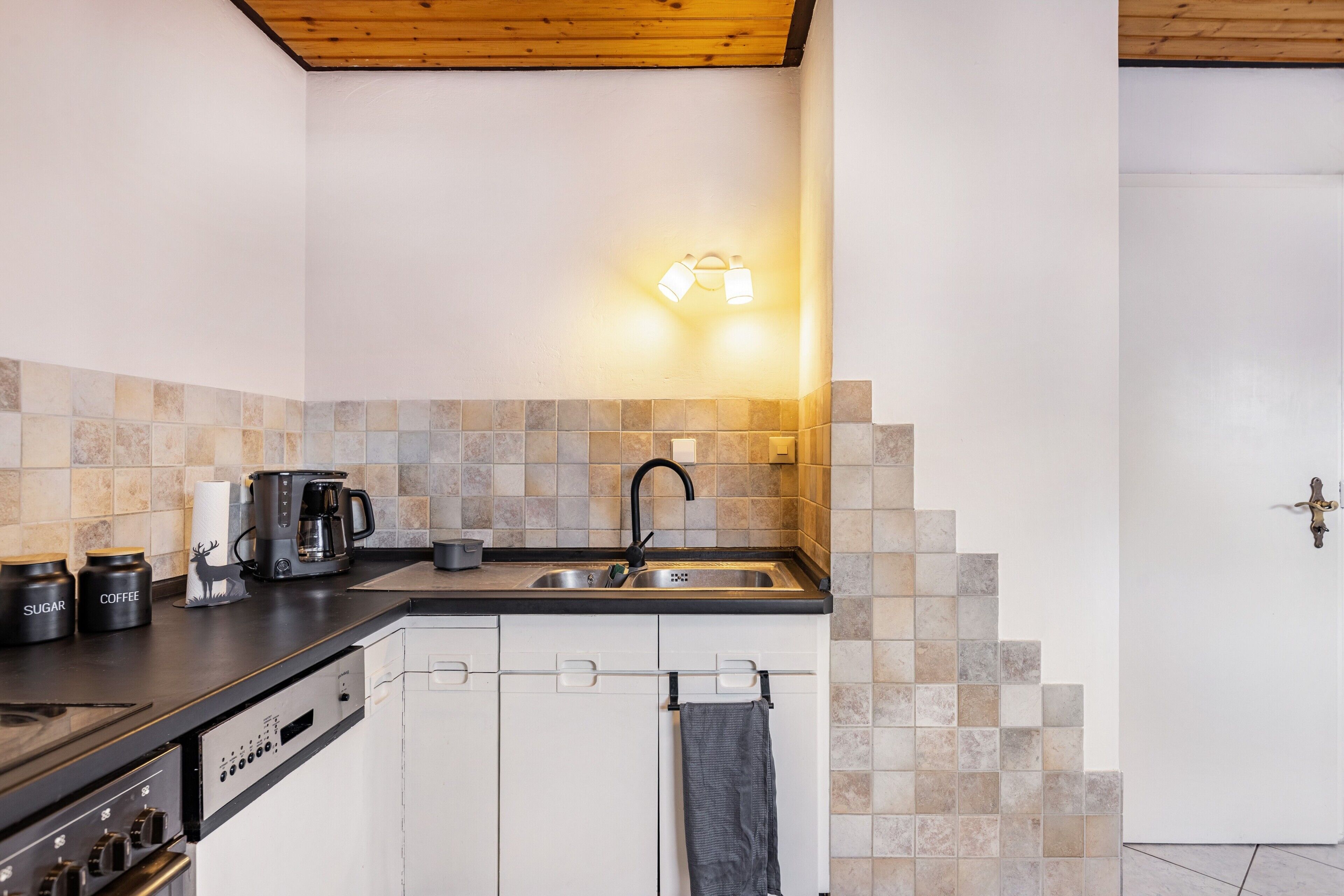 Coffee/tea maker, fridge, oven, stovetop
