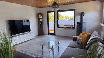 Fernseher, Kamin, Stereoanlage
