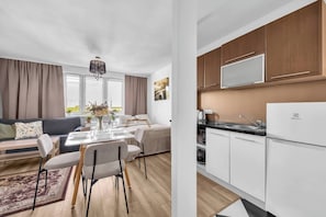 A modern apartment with a dining area, kitchen, and living space. - Wola Studio - Train and Metro nearby -by Rentujemy (Warszawa)