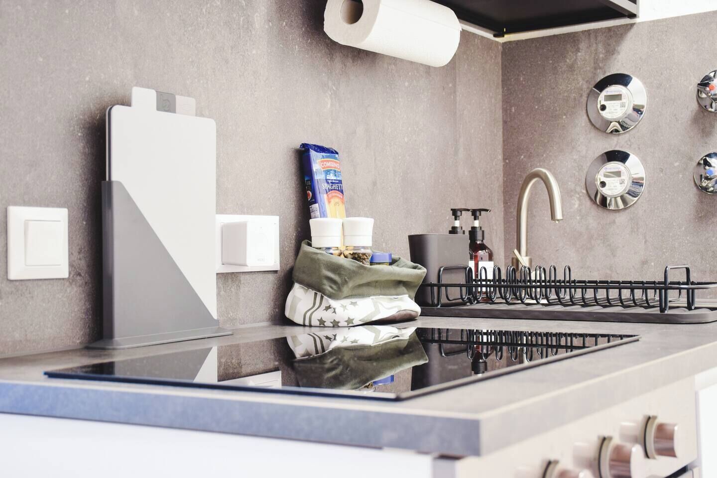 Een koelkast, een oven, een kookplaat, een koffiezetapparaat/waterkoker