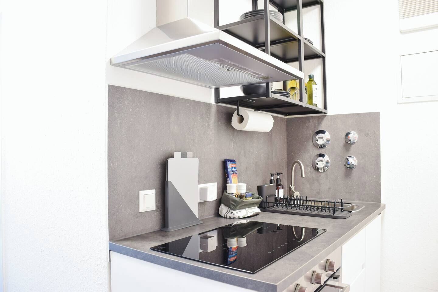Réfrigérateur, four, plaque de cuisson, cafetière/bouilloire