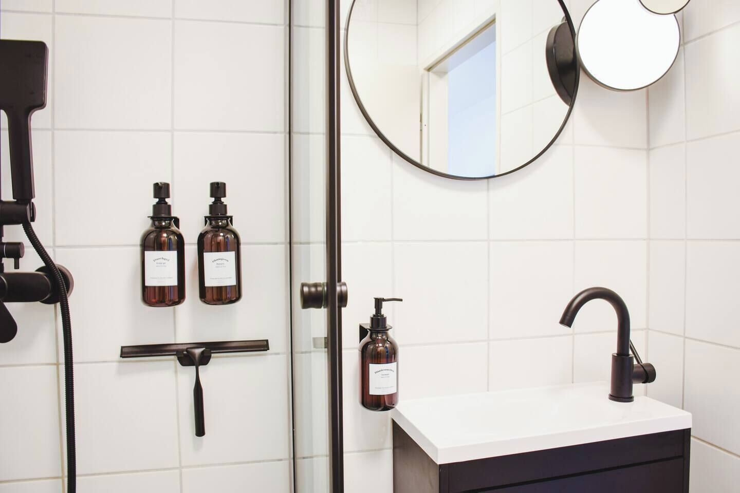 Een douche, een haardroger, handdoeken, zeep