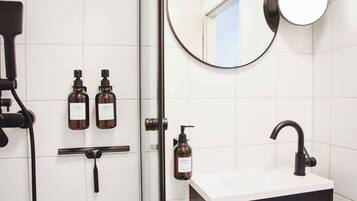 Een douche, een haardroger, handdoeken, zeep