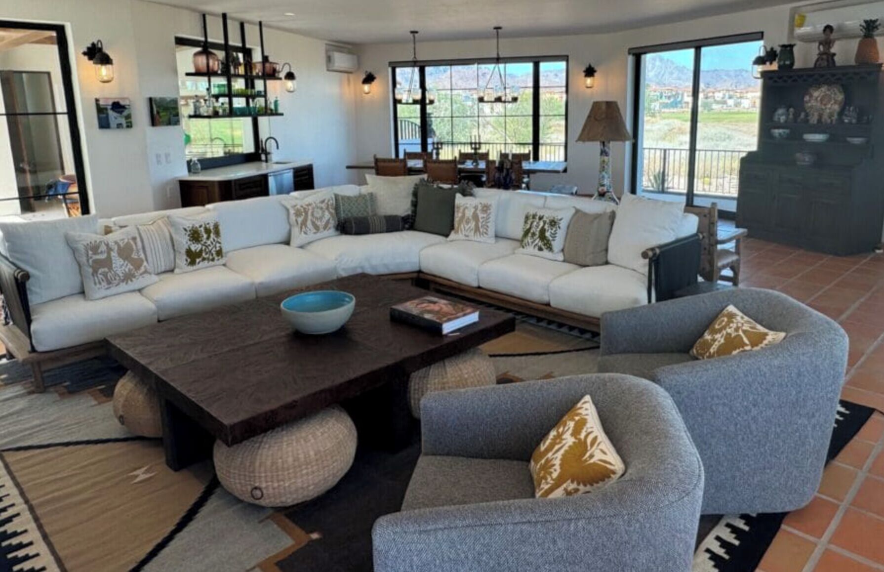 Una sala de estar moderna con un sofá modular, una mesa de centro y una chimenea.