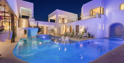 Beachfront Home & Mountain Views, and the Biggest Private Pool