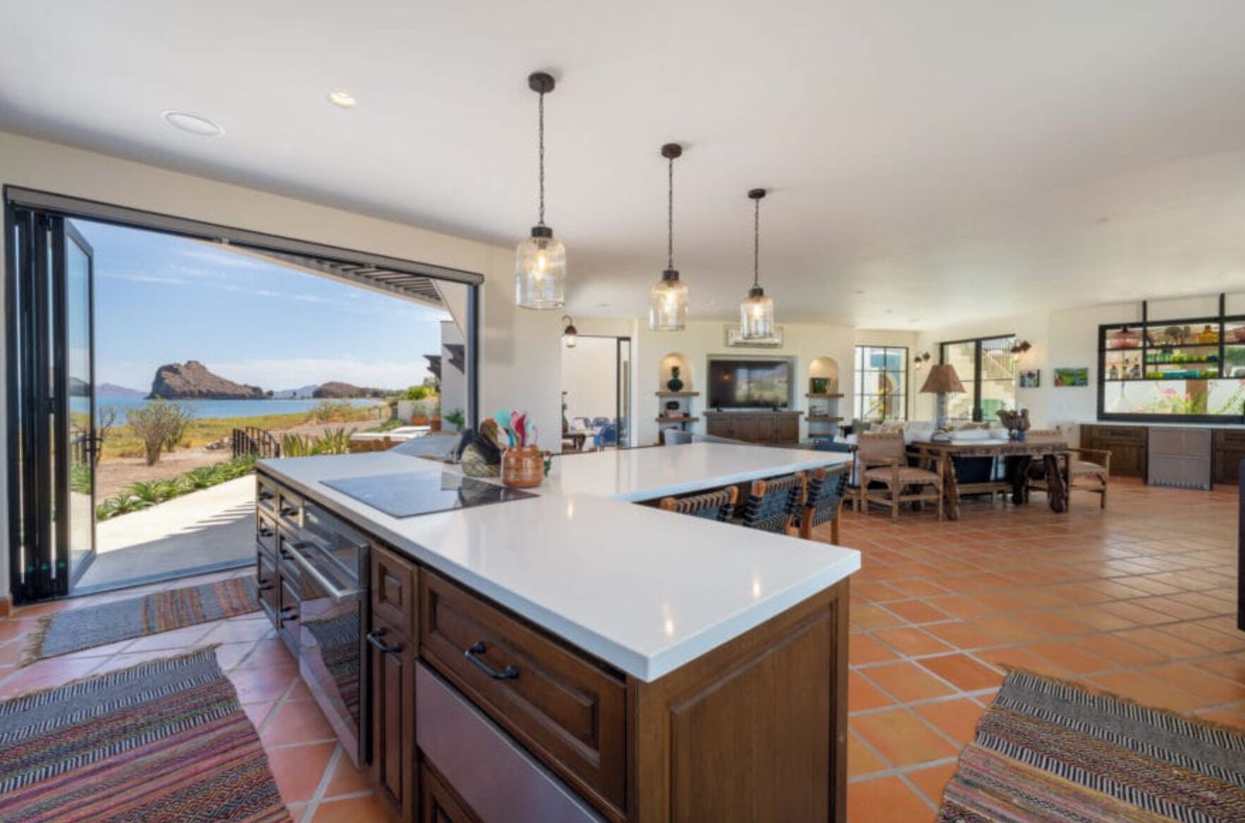 Una cocina amplia con una isla grande, diseño de planta abierta y vistas al paisaje.