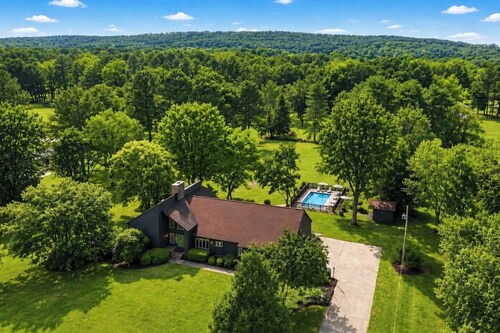 6BR Pool + Hot Tub + Pet fence + Fire pit + 2 acre