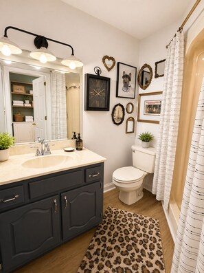 Hair dryer, towels, soap, shampoo - 6BR Pool + Hot Tub + Pet fence + Fire pit + 2 acre (Huntsville)