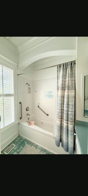 Shower, jetted bath, towels, soap - Beachfront Wellness Suite with Spa-like Amenities on Daufuskie Island (Daufuskie Island)
