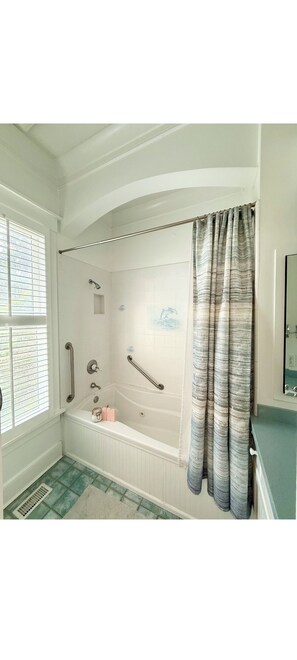 Shower, jetted bath, towels, soap - Beachfront Wellness Suite with Spa-like Amenities on Daufuskie Island (Daufuskie Island)