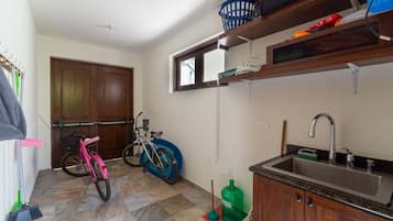 House, Multiple Beds, Pool Access, Ocean View (Casa Del Mar) | Interior
