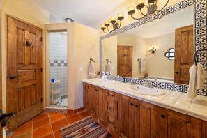 Casa, varias camas, acceso a la alberca, vista a la ciudad (Casa Dos Perros) | Baño