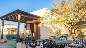 Casa, varias camas, acceso a la alberca, vista a la montaña (AV78) | Restaurante al aire libre