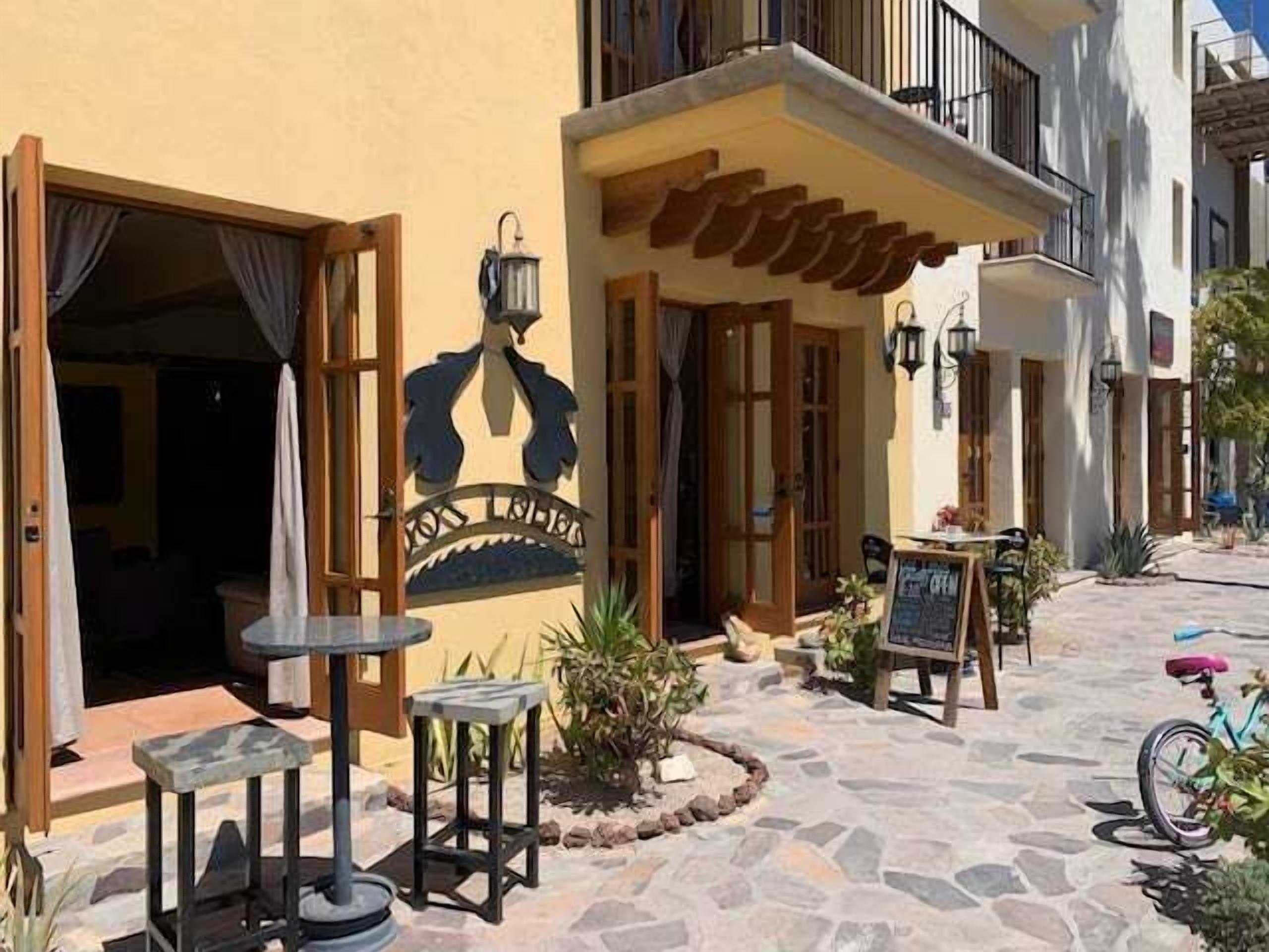 Un edificio con un letrero que dice "Hotel La Posada".