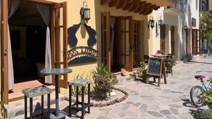 Un edificio con un letrero que dice "Hotel La Posada".