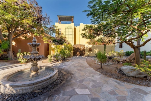 Casa Juanchi Mountain Views and Just Steps From Restaurants, Pool, and the Beach of Loreto Bay