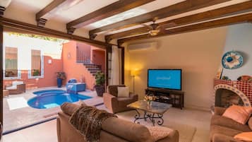 House, Multiple Beds, Pool Access, Mountain View (Casa Bella) | Living area