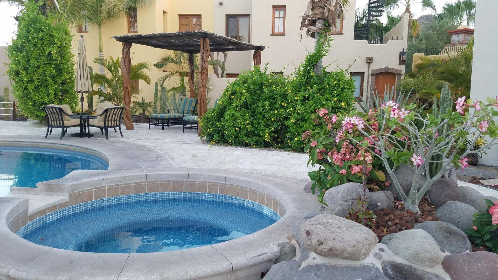 Alberca techada y alberca al aire libre