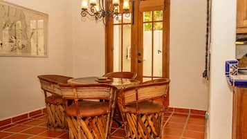Casa, varias camas, acceso a la alberca, vista al océano (Casa de la Alegria) | Restaurantes