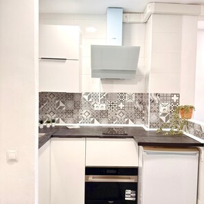 Kühlschrank, Ofen, Kochgeschirr/Geschirr/Besteck