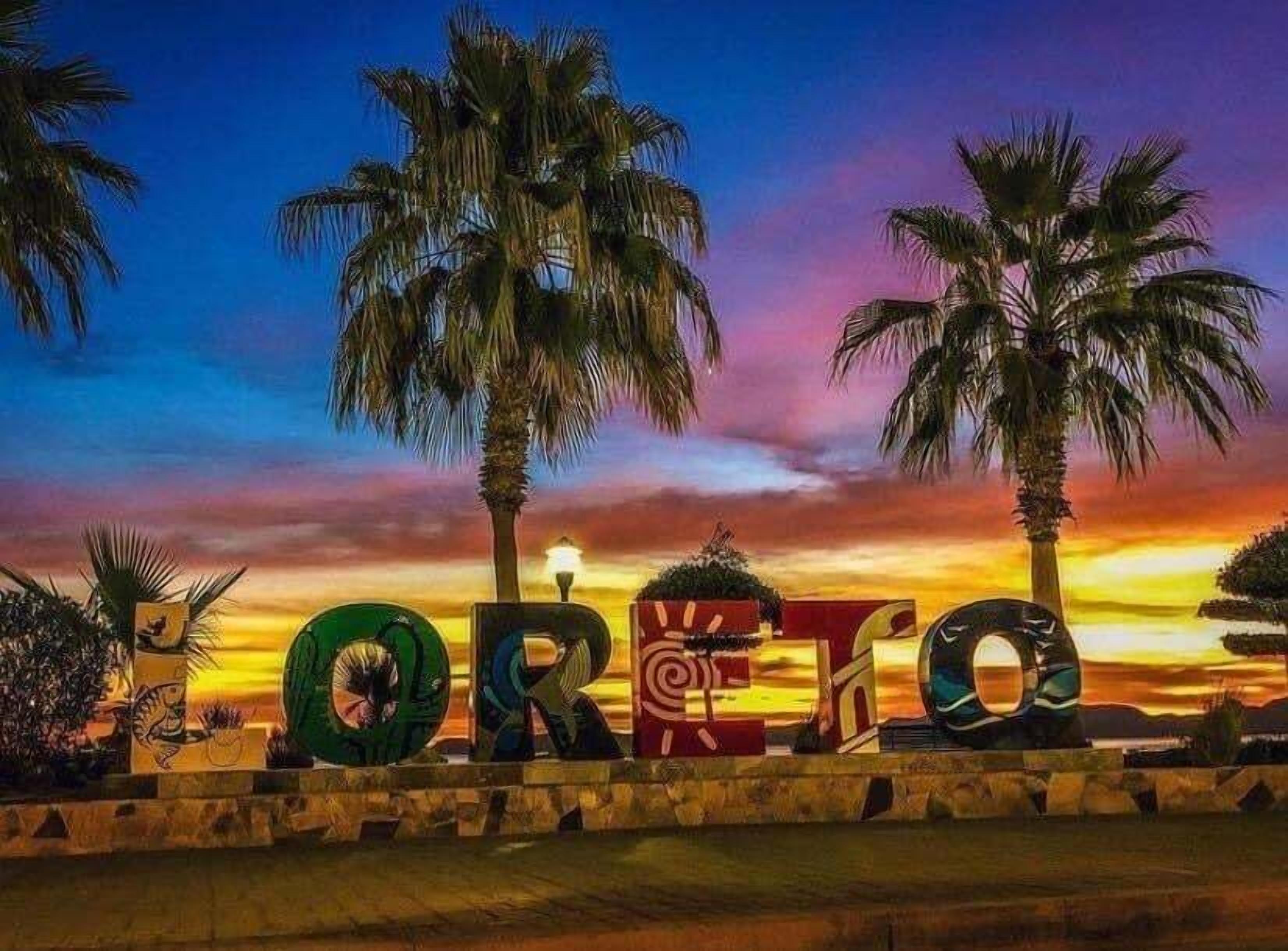 Escena de playa con palmeras y la palabra 'OREGO' escrita en letras grandes.