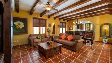 Casa, varias camas, patio, vista a la montaña (Casa El Jardín) | Área de sala de estar