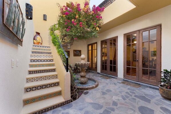 A courtyard with a tiled staircase, a fountain, and a potted plant. - Near the Beach! Wonderful House (  Loreto)