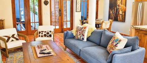 Casa, varias camas, patio, vista a la alberca (Casa Azul) | Área de sala de estar
