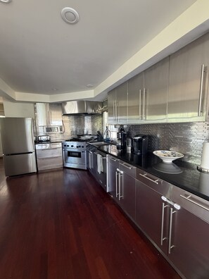 Fridge, microwave, stovetop, dishwasher