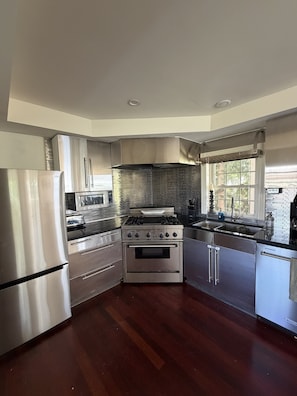 Fridge, microwave, stovetop, dishwasher