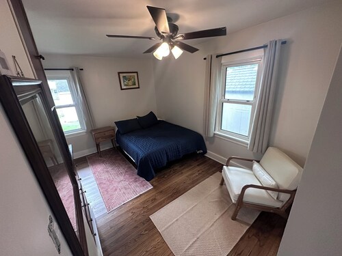 Cozy 2-bedroom house in tranquil Chesterton with AC