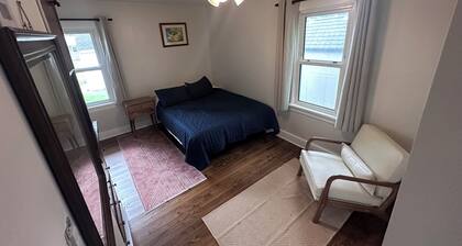 Cozy 2-bedroom house in tranquil Chesterton with AC