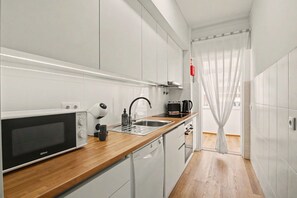 Een koelkast, een magnetron, een oven, een kookplaat