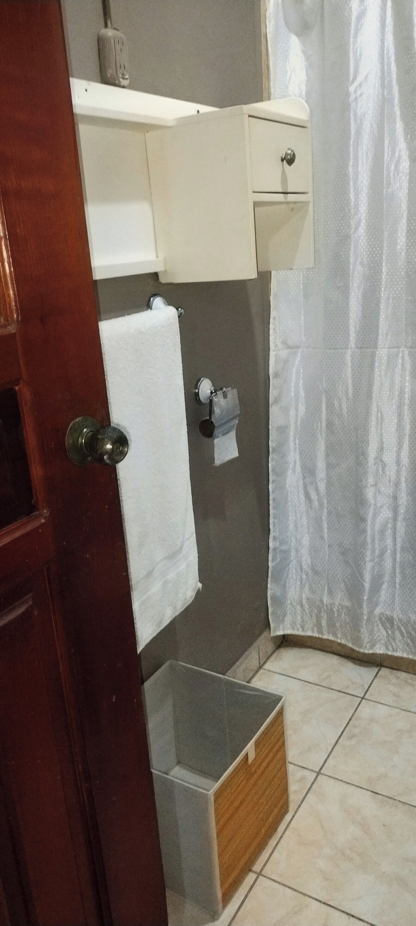 Habitación doble, baño compartido | Baño | Regadera, toallas, jabón, shampoo 