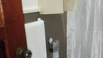 Habitación doble, baño compartido | Baño | Regadera, toallas, jabón, shampoo