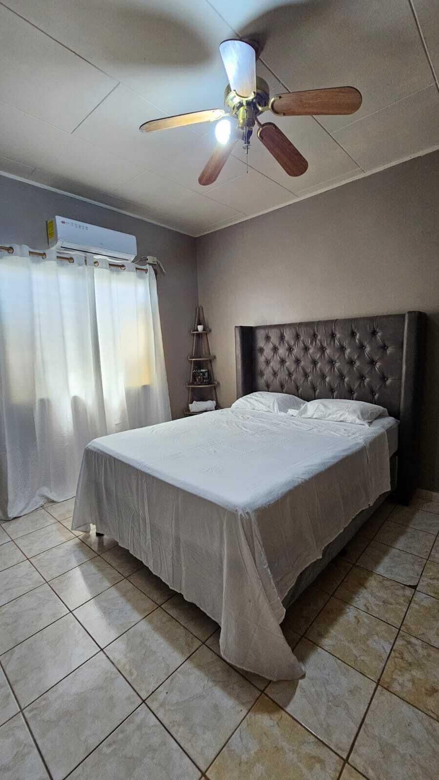 Habitación doble, baño compartido | Escritorio, tabla de planchar con plancha y wifi gratis 