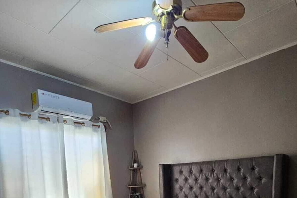 Habitación doble, baño compartido | Escritorio, tabla de planchar con plancha y wifi gratis