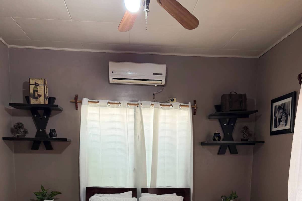 Escritorio, tabla de planchar con plancha y wifi gratis