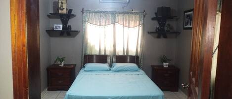 Habitación doble | Escritorio, tabla de planchar con plancha, wifi gratis