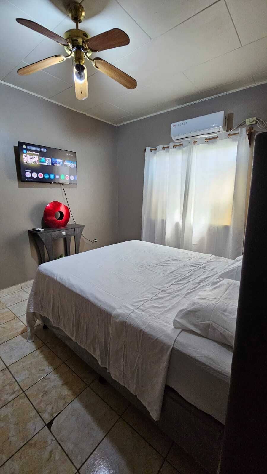 Quarto casal, banheiro compartilhado | Escrivaninha, ferros/tábuas de passar roupa, Wi-Fi de cortesia