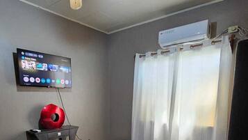 Quarto casal, banheiro compartilhado | Escrivaninha, ferros/tábuas de passar roupa, Wi-Fi de cortesia