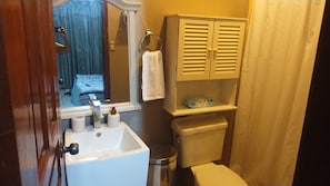 Double Room | Bathroom | Shower, towels, soap, shampoo - Toronjal II Executive Suites (La Ceiba)
