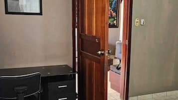 Habitación doble | Escritorio, tabla de planchar con plancha y wifi gratis