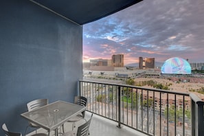 Luxury-Zimmer, Balkon, Stadtblick | Speisen im Freien