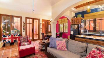 Casa, varias camas, acceso a la alberca, vista a la alberca (Casa Milagro) | Área de sala de estar