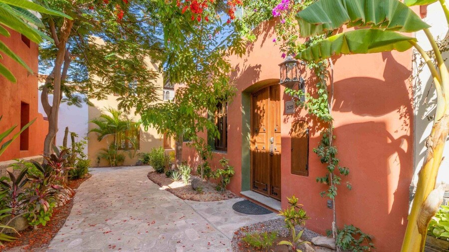 Beautiful Home in Founder s few Steps From the Coffee Shop