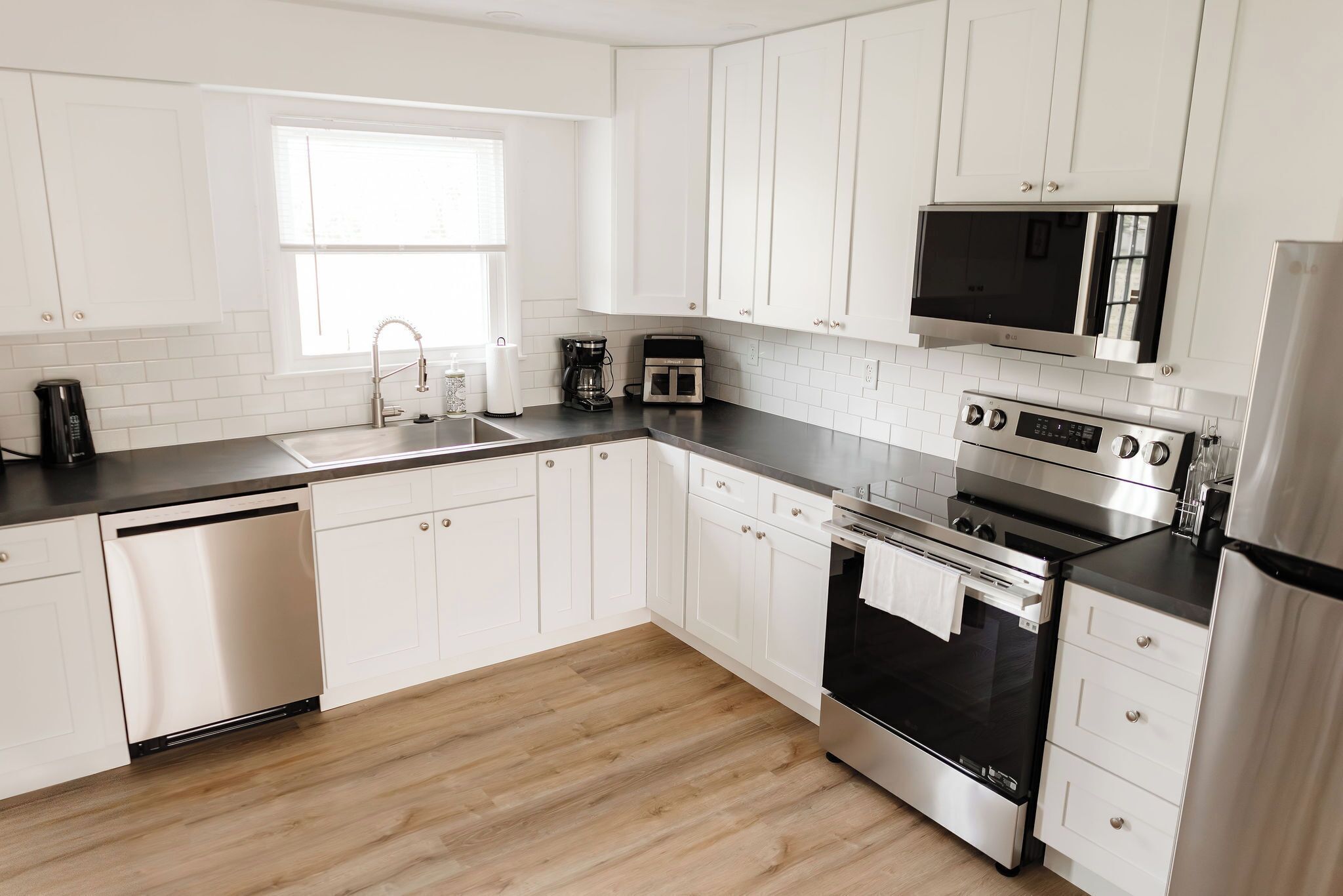 Geladeira, micro-ondas, fogão, cooktop